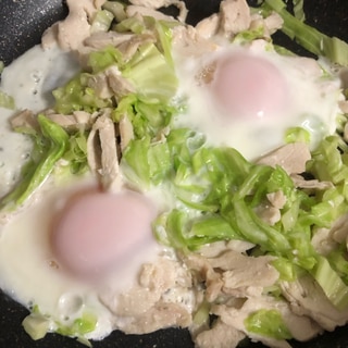 目玉焼きと鶏ハムとキャベツ